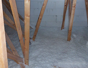 Izolace novostavby rodinného domu s vazníkovou konstrukcí krovu